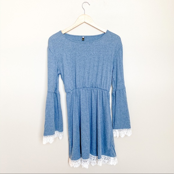 Dresses & Skirts - 🥳 3 for 20$ Dress with bell sleeves & lace trim
